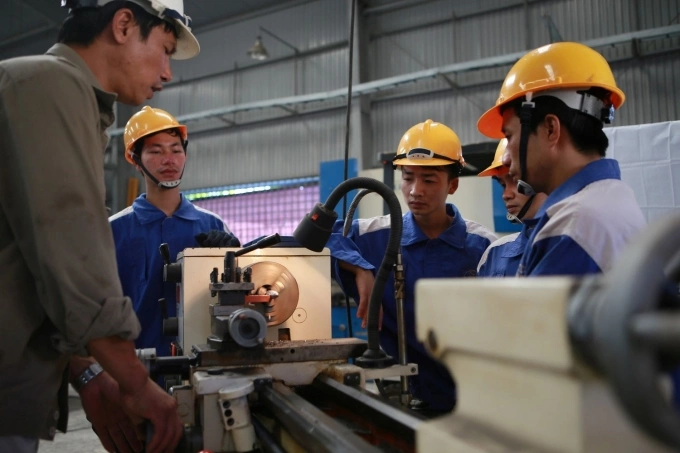 Lớp thực h&agrave;nh cắt gọt kim loại v&agrave; h&agrave;n do C&ocirc;ng ty Sona tổ chức cho lao động đi Litva, Rumania. Ảnh: An Phương