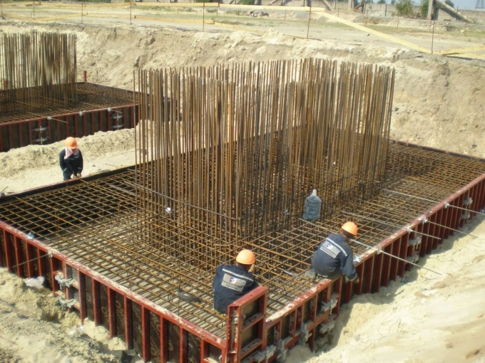 C&ocirc;ng nh&acirc;n Việt Nam l&agrave;m việc tr&ecirc;n c&ocirc;ng trường Rumani. Ảnh: Sona